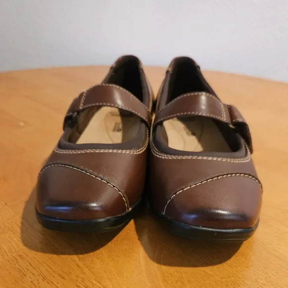 NEW IN BOX - CLARKS - Cute Brown Leather Mary Janes - Size 9.5