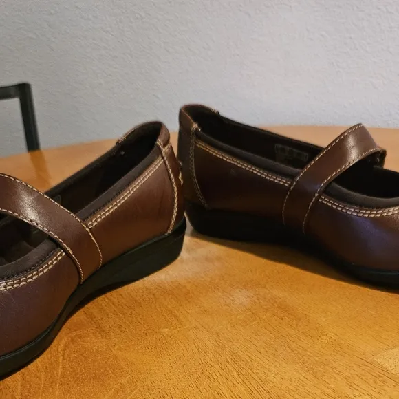 NEW IN BOX - CLARKS - Cute Brown Leather Mary Janes - Size 9.5