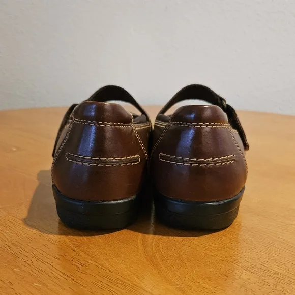 NEW IN BOX - CLARKS - Cute Brown Leather Mary Janes - Size 9.5