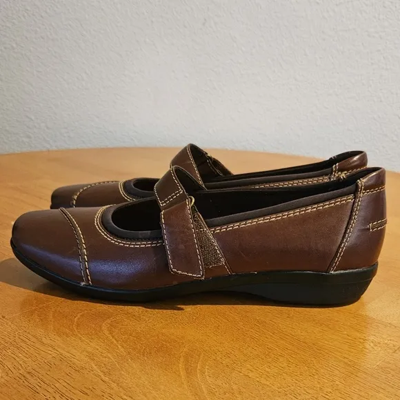 NEW IN BOX - CLARKS - Cute Brown Leather Mary Janes - Size 9.5