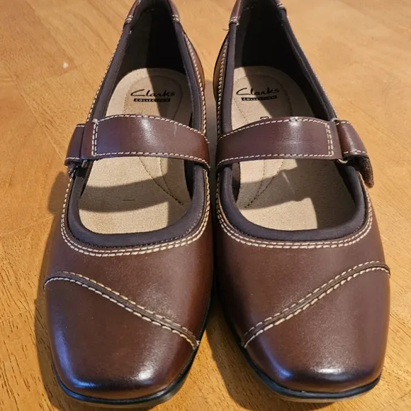 NEW IN BOX - CLARKS - Cute Brown Leather Mary Janes - Size 9.5