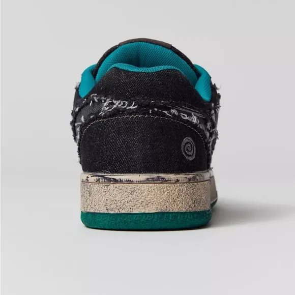 NEW IN BOX ROUND TWO CHUNKEE SKATE SHOES BLACK DENIM