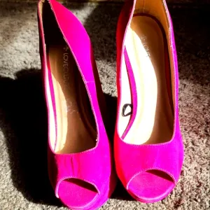 NEW LOVE Culture fushia faux suede platform wedge sz8 shoe