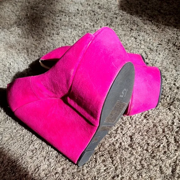 NEW LOVE Culture fushia faux suede platform wedge sz8 shoe
