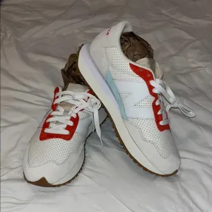 *NEW* New Balance White and Red Men’s 10
