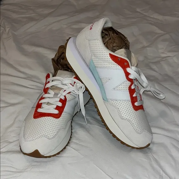 *NEW* New Balance White and Red Men’s 10