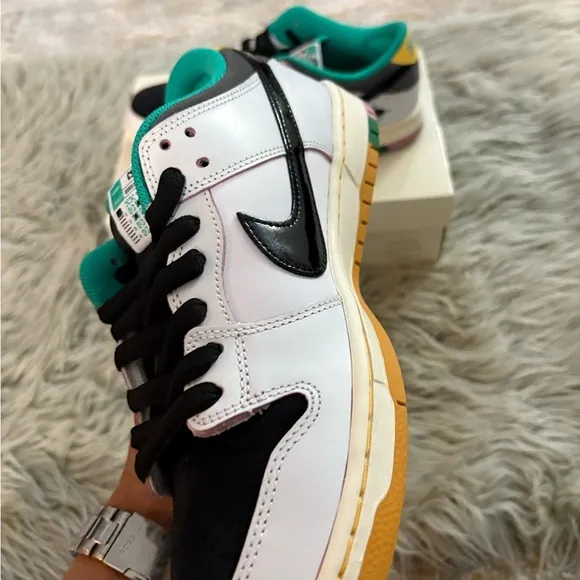 New nike dunk brand new size 11.5 with a little white defect on the Nike logo