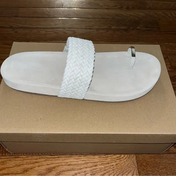 NEW Steve Madden Sonoma Toe Loop Sandals Bone White Leather Women’s Size 11
