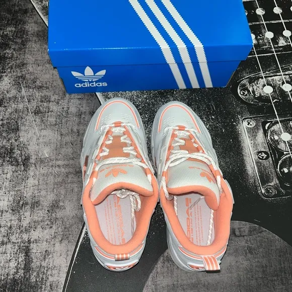 NIB adidas Adi2000