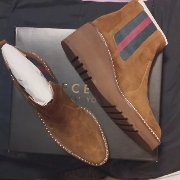 NIB Cecelia New York Gemma Suede Booties Size 9 1/2  Nutmeg