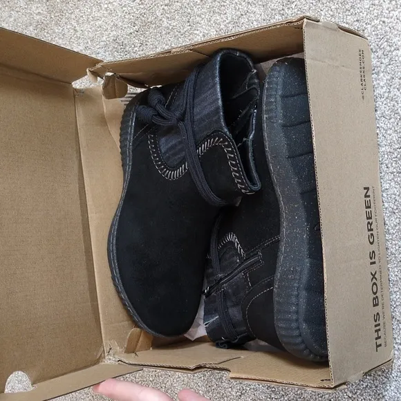 NIB Clarks ankle boots Women's Caroline Lily Black suede size 6 Wide
