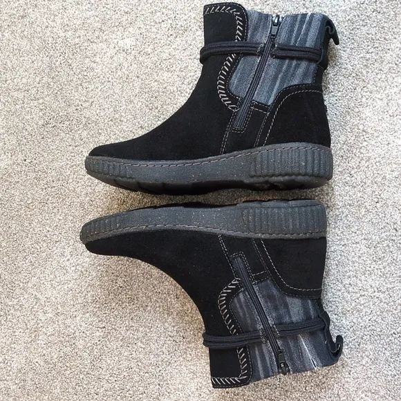NIB Clarks ankle boots Women's Caroline Lily Black suede size 6 Wide