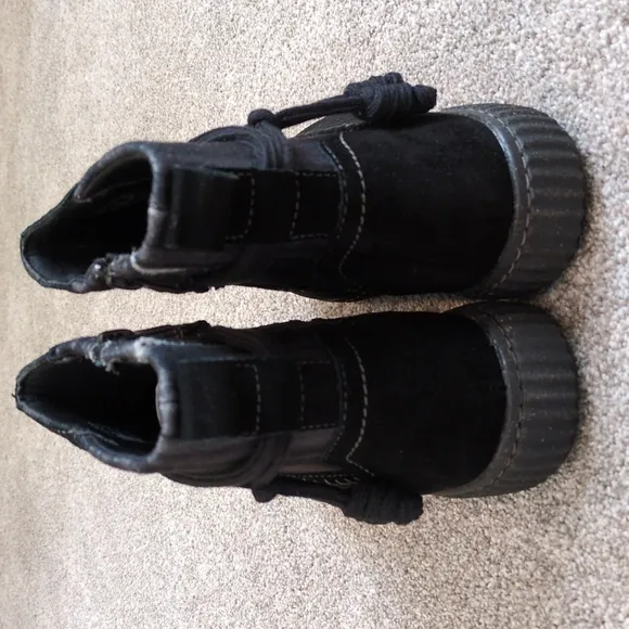 NIB Clarks ankle boots Women's Caroline Lily Black suede size 6 Wide