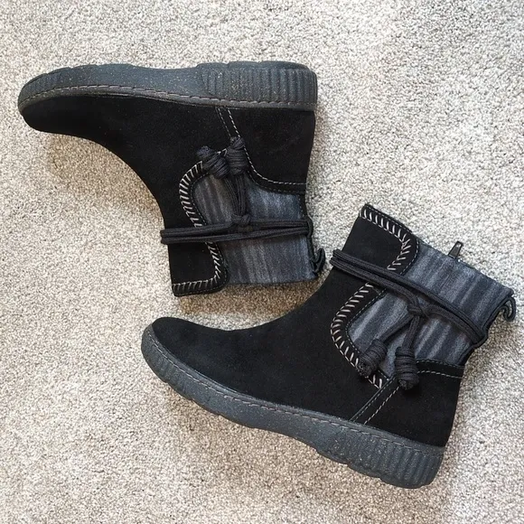 NIB Clarks ankle boots Women's Caroline Lily Black suede size 6 Wide