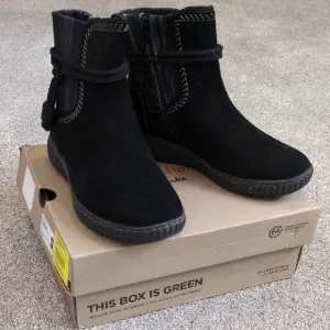 NIB Clarks ankle boots Women's Caroline Lily Black suede size 6 Wide