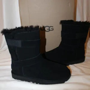 NIB UGG BAILEY LOGO CLASSIC SHORT STRAP SUEDE SHEARLING LINED BOOTS BLACK‎