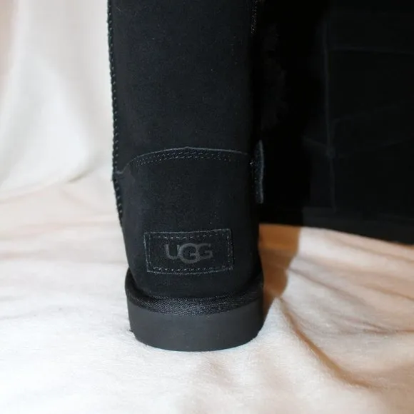NIB UGG BAILEY LOGO CLASSIC SHORT STRAP SUEDE SHEARLING LINED BOOTS BLACK‎