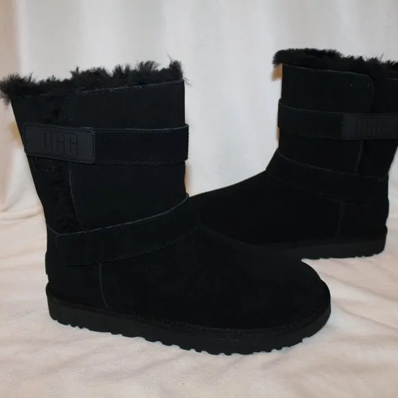 NIB UGG BAILEY LOGO CLASSIC SHORT STRAP SUEDE SHEARLING LINED BOOTS BLACK‎