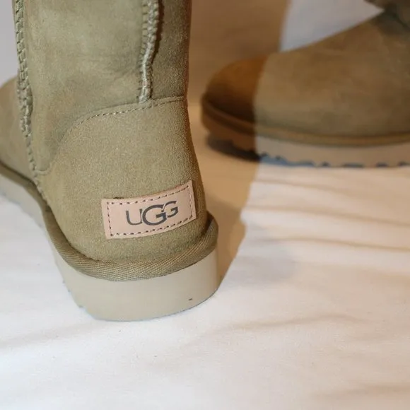 NIB UGG WOMEN'S CLASSIC SHORT SUEDE SHEARLING‎ LINED BOOTS TOMATILLO