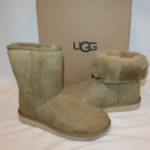 NIB UGG WOMEN'S CLASSIC SHORT SUEDE SHEARLING‎ LINED BOOTS TOMATILLO