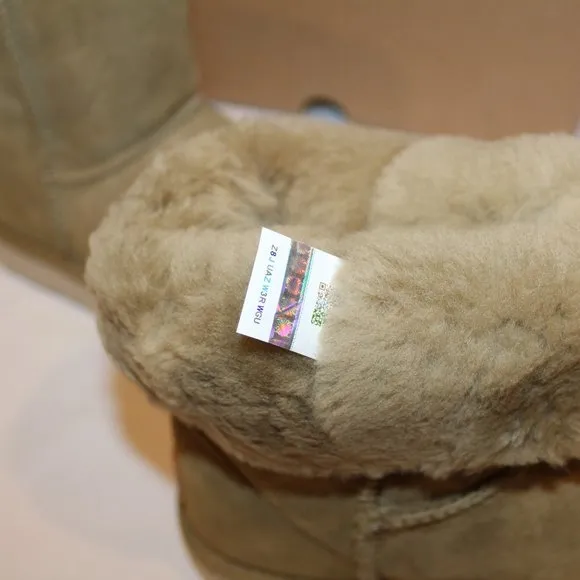 NIB UGG WOMEN'S CLASSIC SHORT SUEDE SHEARLING‎ LINED BOOTS TOMATILLO