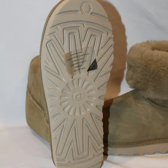 NIB UGG WOMEN'S CLASSIC SHORT SUEDE SHEARLING‎ LINED BOOTS TOMATILLO