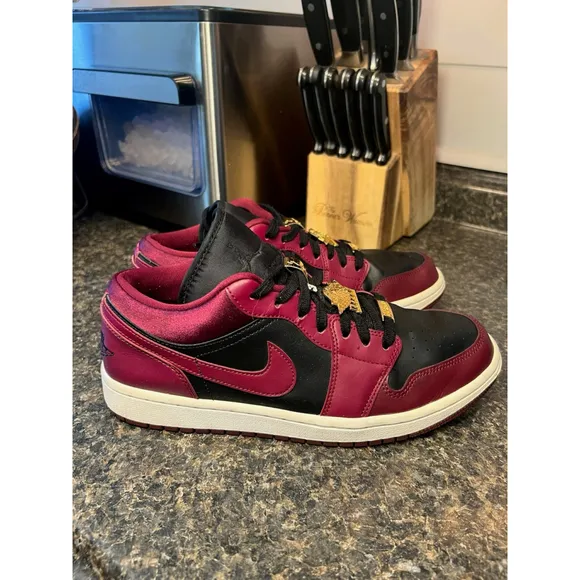 Nike Air Jordan 1 Low SE Dark Beetroot Womans 10.5