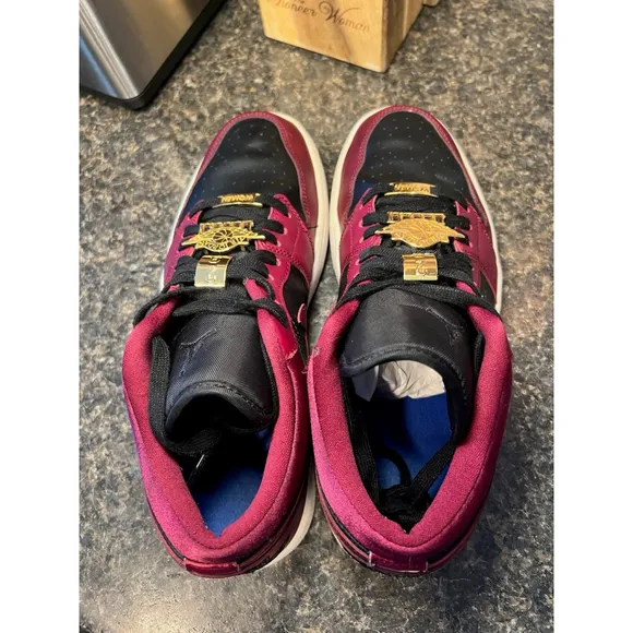 Nike Air Jordan 1 Low SE Dark Beetroot Womans 10.5