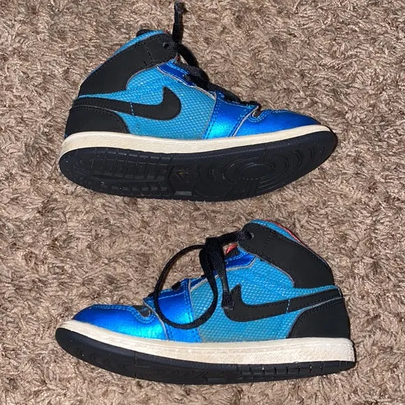 Nike Air Jordan 1 mid tops