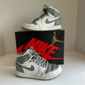 Nike Air Jordan 1 Retro High OG Stealth GS Size 4.0Y Shoes White Grey