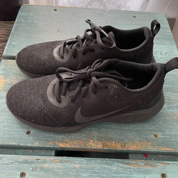 Nike Flex experience black monochromatic running shoes women’s 9 laced low tops