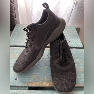 Nike Flex experience black monochromatic running shoes women’s 9 laced low tops