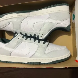 Nike Men's White and Gray Sneakers Dunk Low SE photon vintage green
