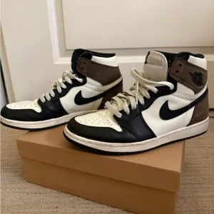 Nike Mochas 7.5 men’s size