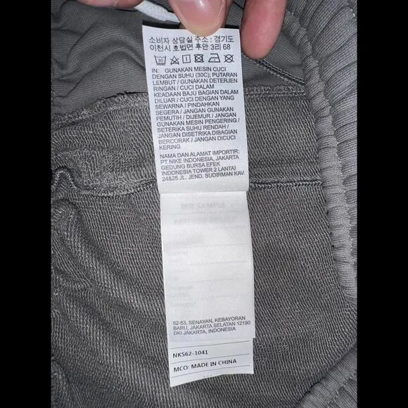 Nike Solo Swoosh French Terry Short Space Sample