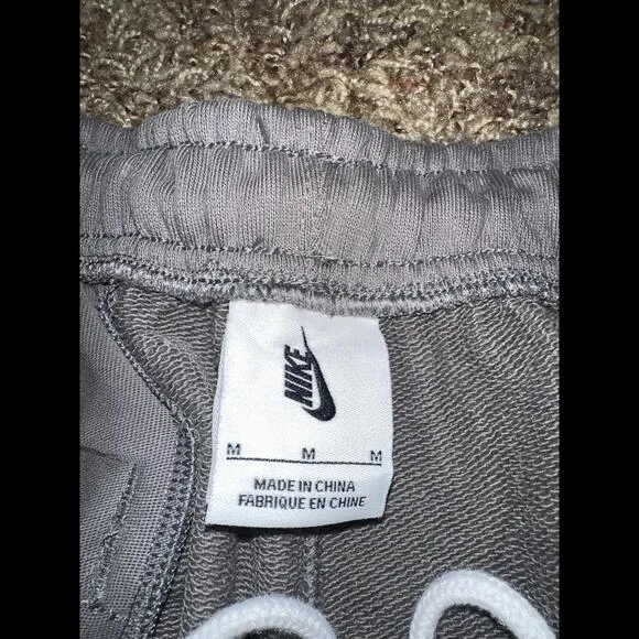 Nike Solo Swoosh French Terry Short Space Sample