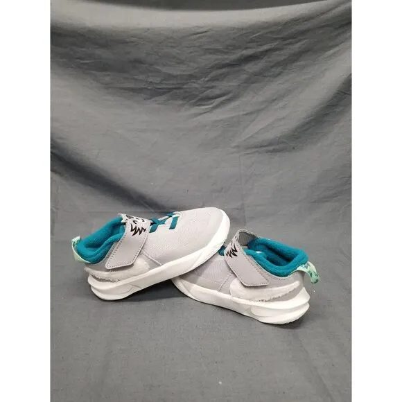 Nike Toddler Team Hustle D 10 LIL Sneakers White Gray Slip On Size 9 NEW IN BOX