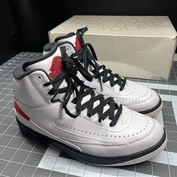 Nike Women's Air Jordan 2 OG Shoes 'Chicago' (DX4400-106) in a sz 9.