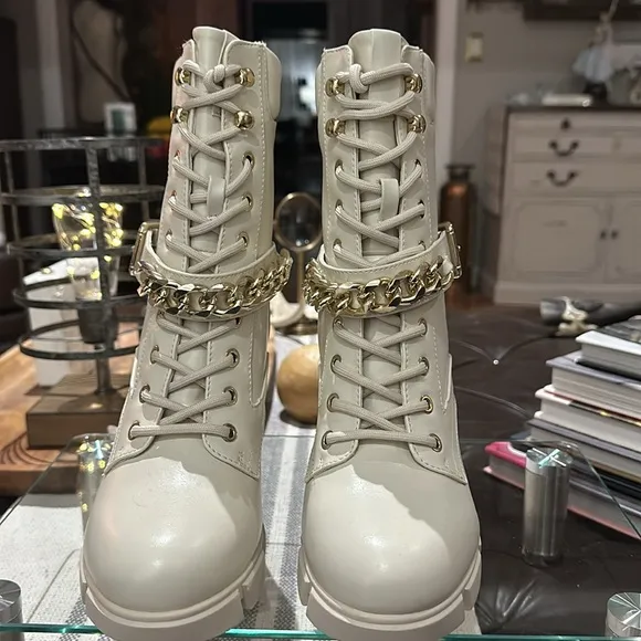Nine West Womens Vilage Heeled Ankle Boot in Cream. Size 9.5 NWOB, and Unworn!