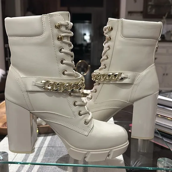 Nine West Womens Vilage Heeled Ankle Boot in Cream. Size 9.5 NWOB, and Unworn!