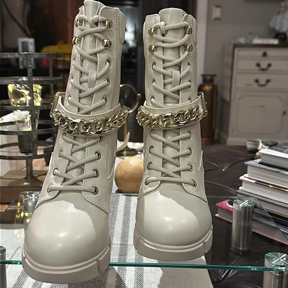 Nine West Womens Vilage Heeled Ankle Boot in Cream. Size 9.5 NWOB, and Unworn!