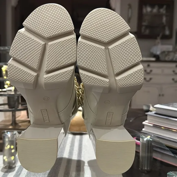Nine West Womens Vilage Heeled Ankle Boot in Cream. Size 9.5 NWOB, and Unworn!