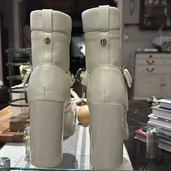 Nine West Womens Vilage Heeled Ankle Boot in Cream. Size 9.5 NWOB, and Unworn!