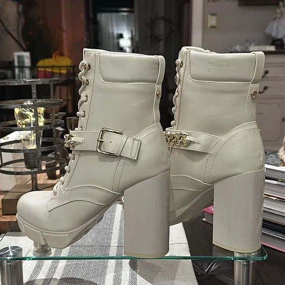 Nine West Womens Vilage Heeled Ankle Boot in Cream. Size 9.5 NWOB, and Unworn!