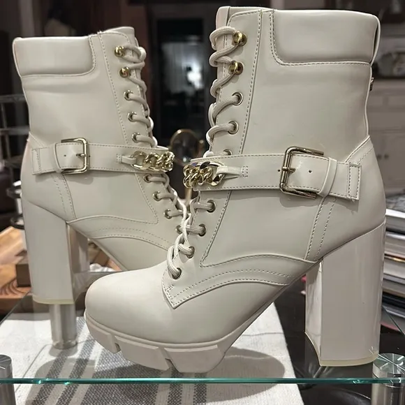 Nine West Womens Vilage Heeled Ankle Boot in Cream. Size 9.5 NWOB, and Unworn!