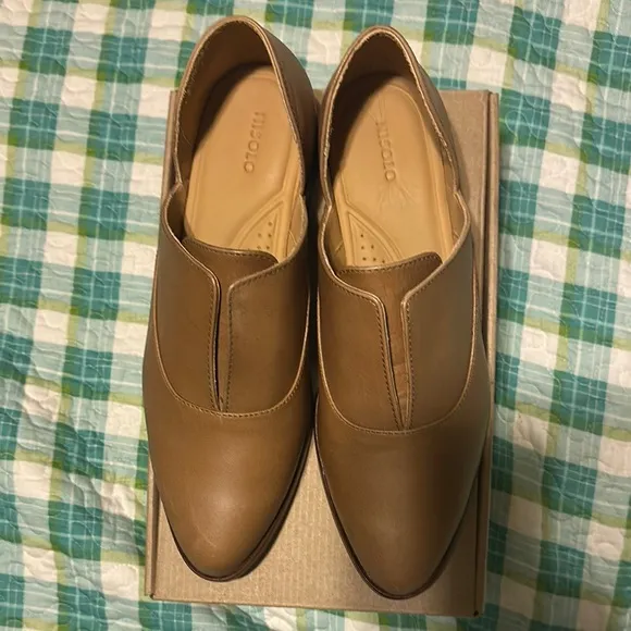 Nisolo Tan Leather Flats Sleek Slip-On Design
