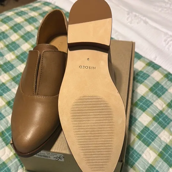Nisolo Tan Leather Flats Sleek Slip-On Design