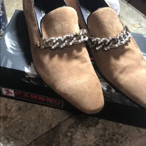 NWB FIESSO SUEDE Shoe BROWN chain slip on FI6788
