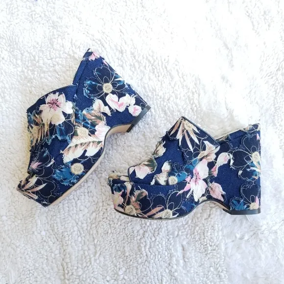 🍒NWOB🍒 MADE IN ITALY BUTTER SHOES DENIM PLATFORMS
