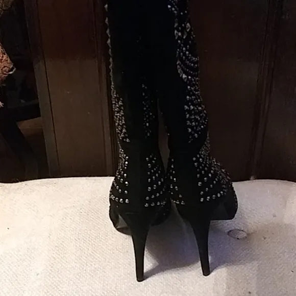 NWOB OLIVIA MILLER BLACK SUEDE STUD BOOTS
